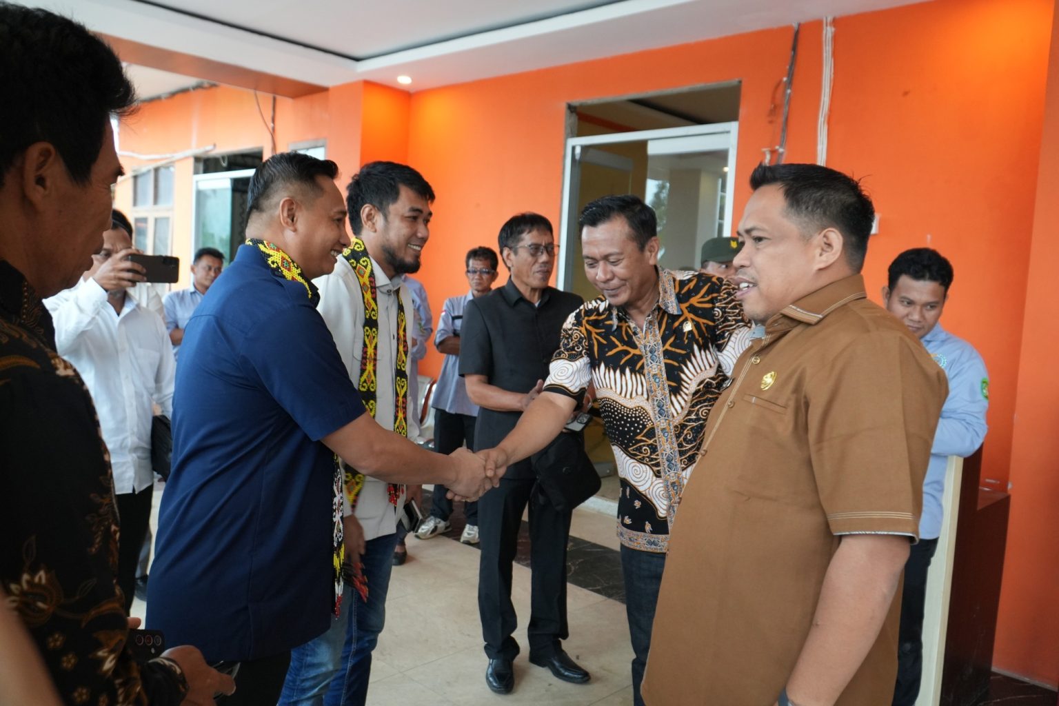 Anggota DPRD Kukar Johansyah menyambut rombongan Pansus DPRD Kabupaten Luwu (Ist/Humprop DPRD Kukar)