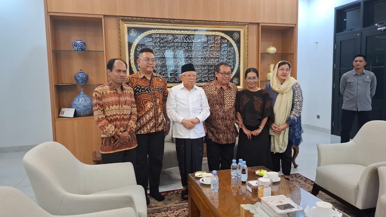DUKUNGAN: Ma&rsquo;ruf Amin (baju putih) saat menerima kunjungan pengurus SMSI di kediamannya, di Jakarta, Selasa, 4 November 2025.