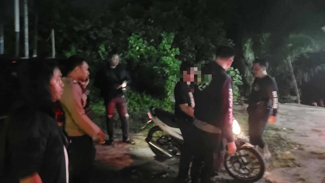 DIAMANKAN : Seorang pria berinisial MW (26) diamankan personel piket SPKT dan piket fungsi Polresta Palangka Raya setelah diduga membuat onar di rumah mantan istrinya. (Polresta Palangka Raya)