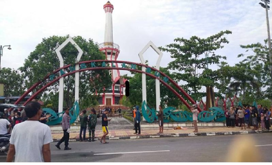 Warga menemukan pria tewas tergantung di kawasan bundaran Pangkalan Lima, Pangkalan Bun, Selasa (4/11/2025) (Syamsudin/Radar Sampit)