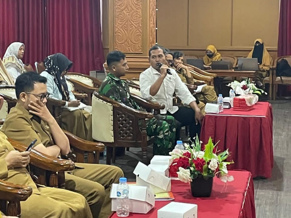 MENGKHAWATIRKAN: Kasat Reskrim, Polres PPU, AKP Dian Kusnawan (baju putih), berdiskusi mengenai langkah advokasi perlindungan perempuan dan anak korban kekerasan.