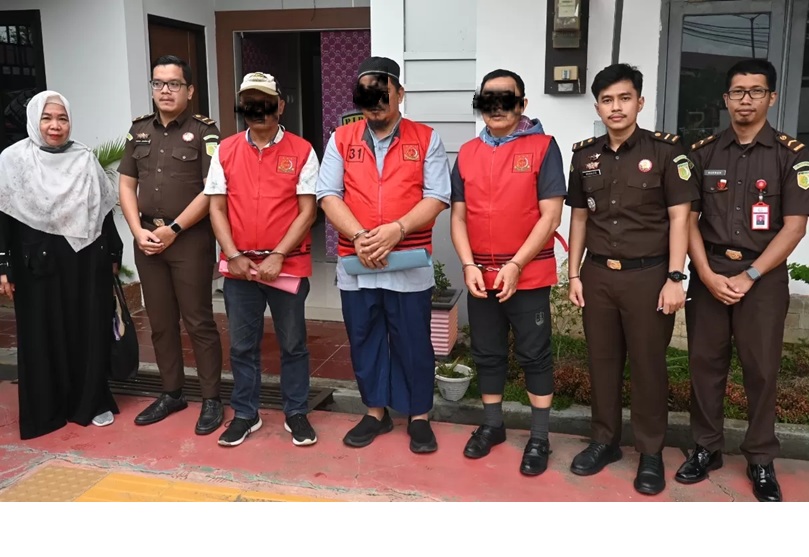 Tiga tersangka kasus dugaan korupsi proyek Detail Engineering Design (DED) Pengembangan Jaringan Interkoneksi tahun anggaran 2013. (Ahmad Rano)