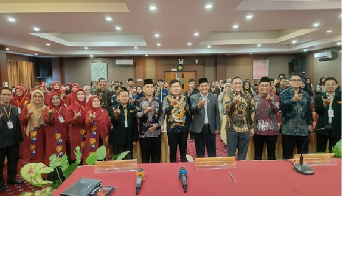 Narasumber dan peserta foto bersama.