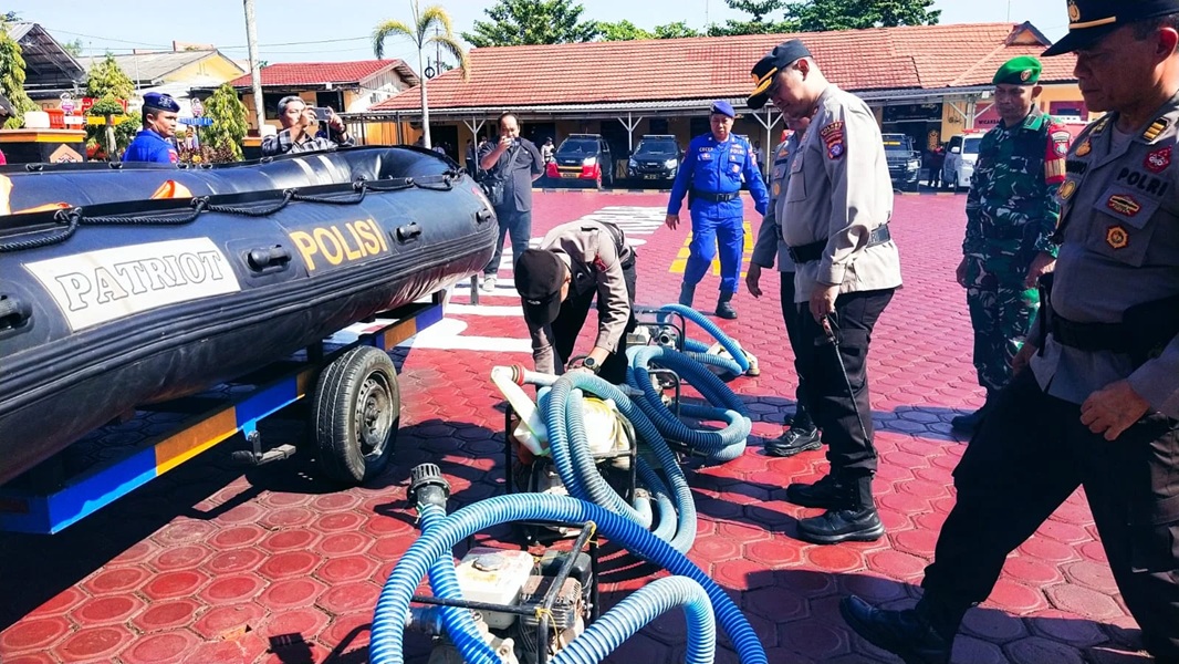 Kapolres Kotawaringin Barat, AKBP Theodorus Prio Santosa saat mengecek kesiapan peralatan usai apel kesiapan tanggap darurat bencana hidrometereologi.