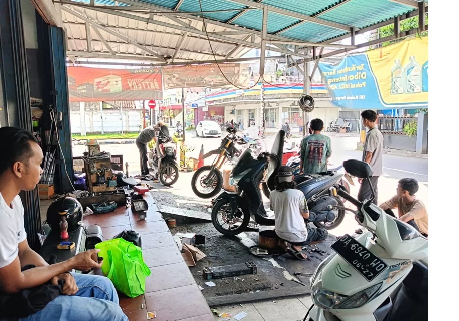 MOGOK: Puluhan motor di Banjarbaru brebet usai isi Pertalite, bengkel kebanjiran pelanggan. (Foto: Sheilla Farazela/Radar Banjarmasin)