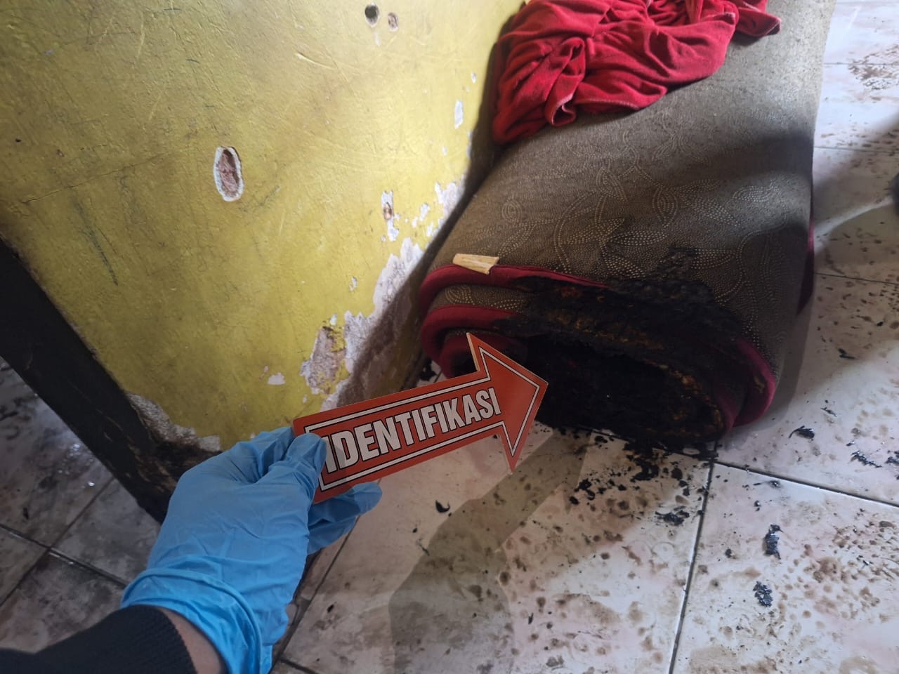 IDENTIFIKASI: Polisi melakukan olah TKP kasus pembakaran istri dan anak di Jalan Inpres, Gang Amuntai, Sangatta Selatan, Kutim, Jumat, 7 November 2025.