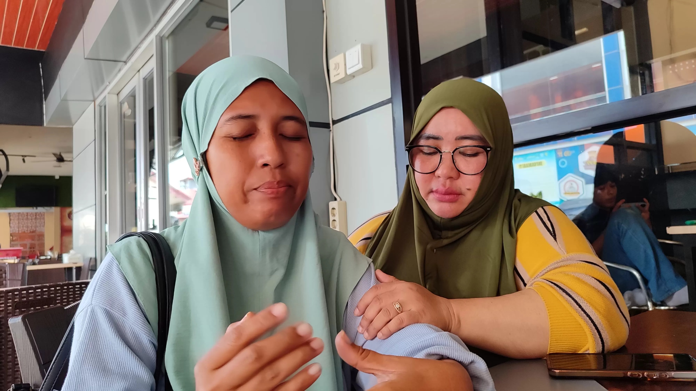 Ibu kandung MR (kiri) menceritakan nasib tragis putranya, didampingi Ketua TRC PPA Kaltim, Rina Zainun. (dok/sapos)