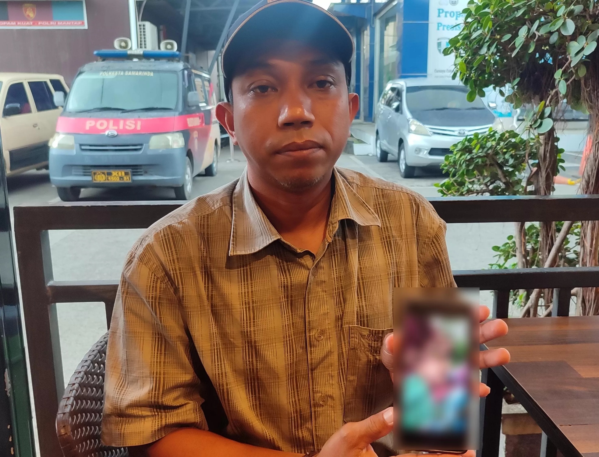 Ayah MR memperlihatkan foto jasad putranya yang meninggal dunia dengan kondisi tidak wajar. (oke/sapos)