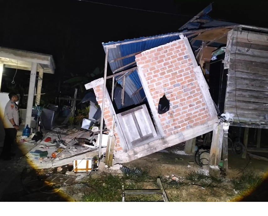 TERDAMPAK : Bangunan warga yang terdampak gempa yang melanda Kota Tarakan pada Rabu (5/11) lalu FOTO:DOK WARGA