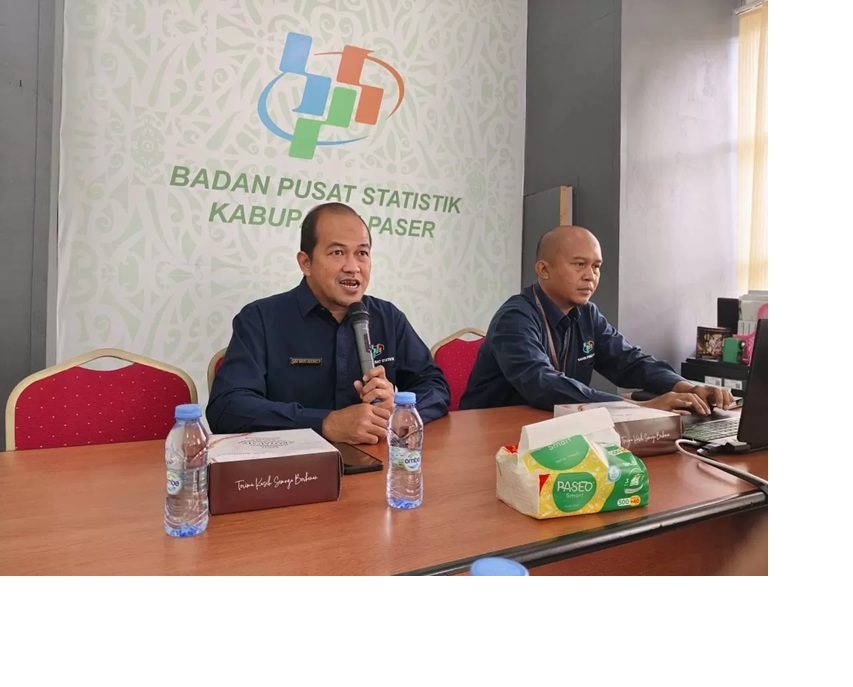 Kepala Badan Pusat Statistik (BPS) Kabupaten Paser, Bayu Agung Prasetio saat memberikaan keterangan kepada awak media.(FOTO:TOMI/PASER POS)