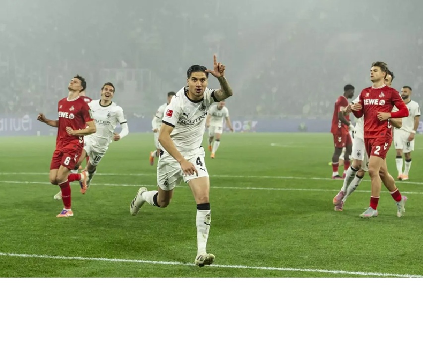 Kevin Diks merayakan keberhasilannya mencetak gol ke gawang Koln pada pertandingan Liga Jerman di Stadion Borussia-Park, Monchengladbach, Sabtu (8/11/2025) waktu setempat. (borussia.com)