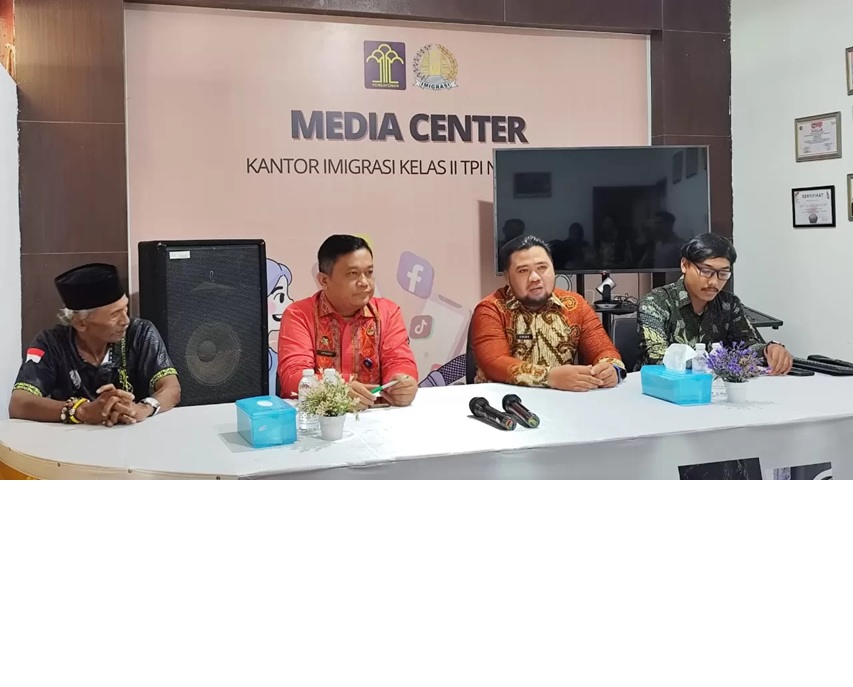 Kasi Tikkim Imigrasi Nunukan, Iwan saat memberikan keterangan pers di Kantor Imigrasi Nunukan.