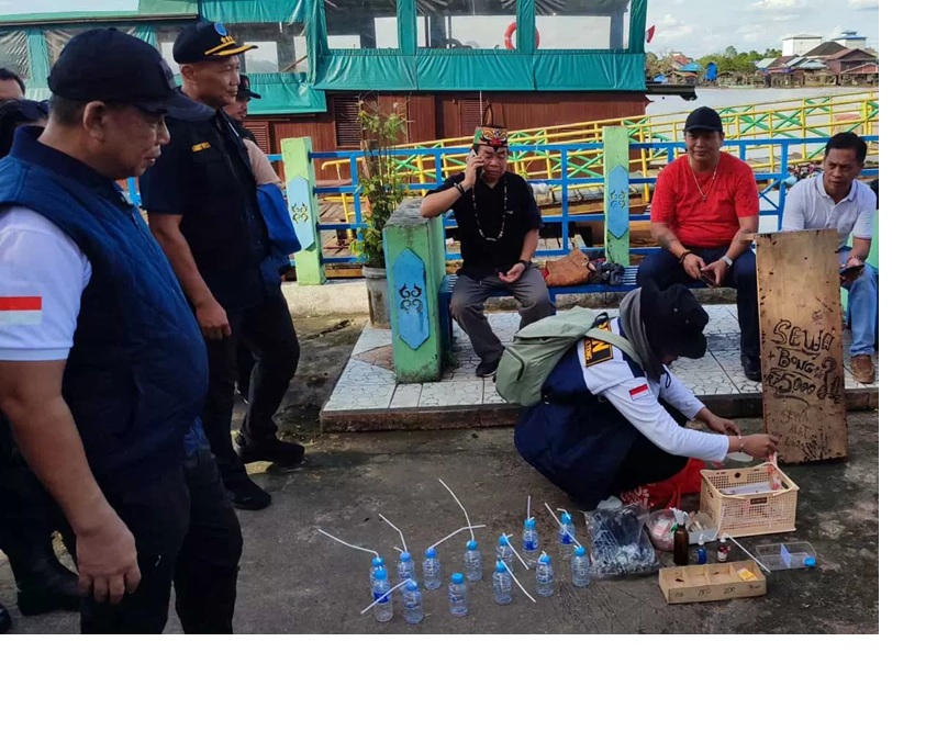 HASIL OPERASI: Petugas BNNP Kalteng bersama ormas dan Polri menemukan sejumlah barang bukti terkait peredaran narkoba di kawasan Puntun.