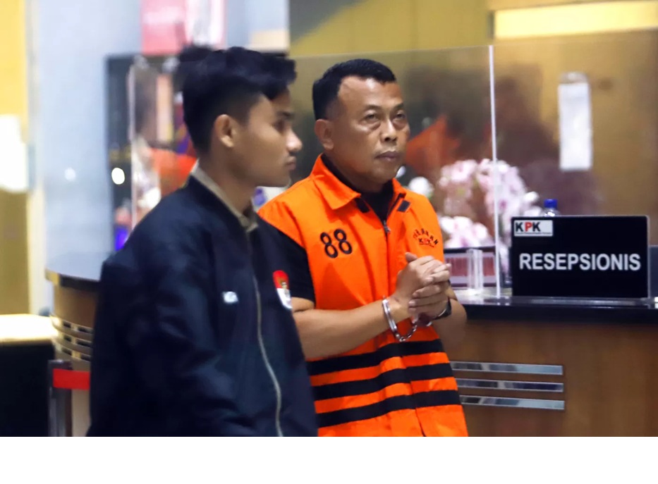 Para tersangka yakni Bupati Ponorogo Sugiri Sancoko dihadirkan dalam konferensi pers di gedung Merah Putih KPK, Jakarta, Minggu (9/11/2025). (Dery Ridwansah/ JawaPos.com)