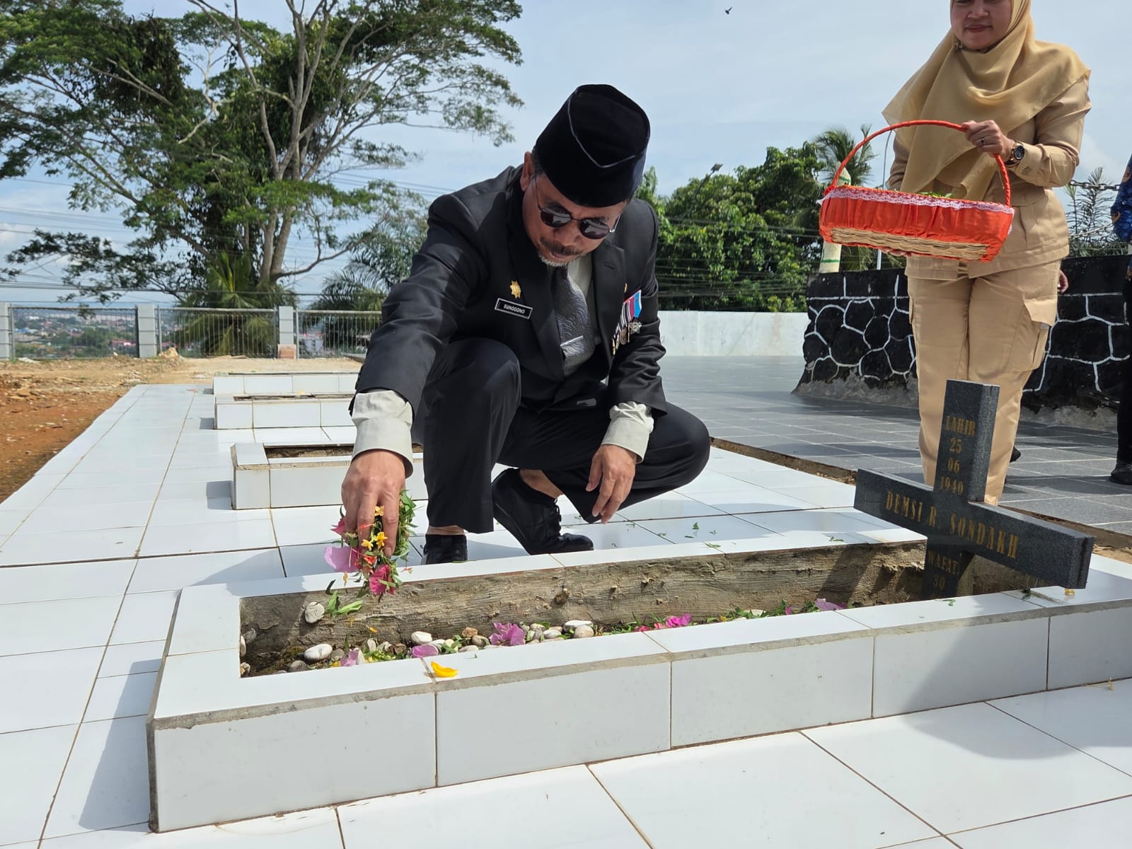 Peringatan Hari Pahlawan Nasional di Kabupaten Kutai Kartanegara yang dimaknai dengan ziarah di Taman Makam Pahlawan Bukit Biru (Elmo/Prokal.co)