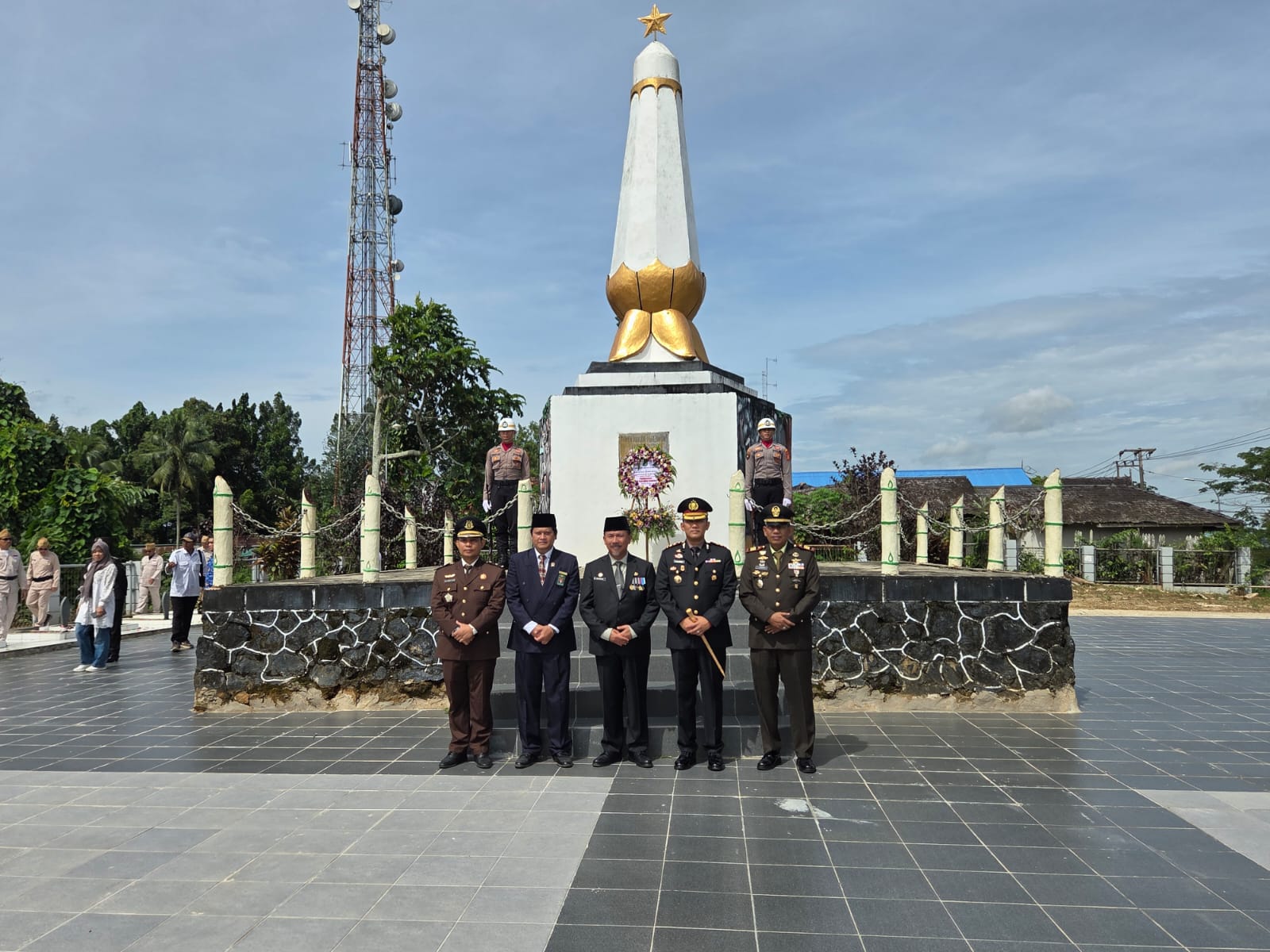 Peringatan Hari Pahlawan Nasional di Kabupaten Kutai Kartanegara yang dimaknai dengan ziarah di Taman Makam Pahlawan Bukit Biru (Elmo/Prokal.co)