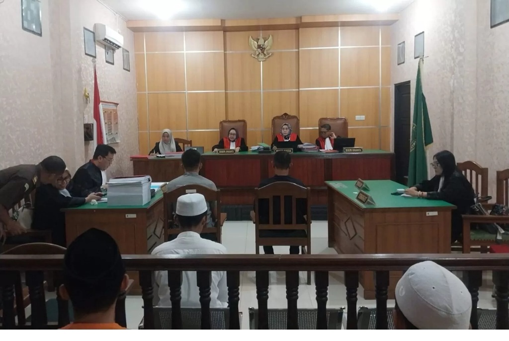 Roni dan Nyoman saat mengikuti persidangan di PN Samarinda, terkait kasus penyelundupan narkoba jenis sabu sebanyak 30 kilogram lebih.