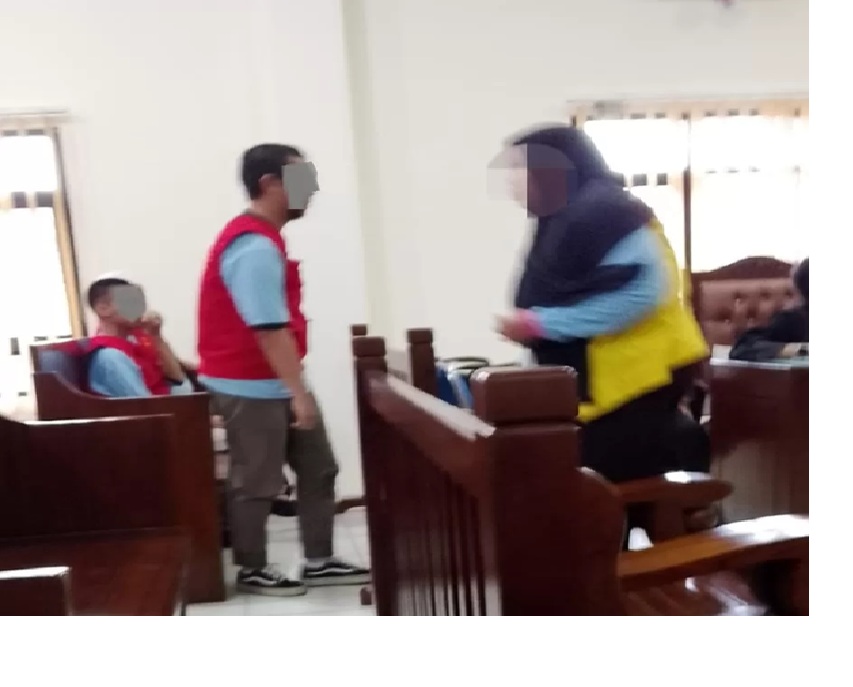 Terdakwa menjalani sidang.