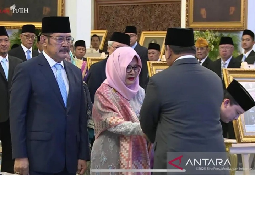 Presiden Prabowo Subianto menyerahkan gelar Pahlawan Nasional kepada Presiden ke-2 Republik Indonesia Soeharto, yang diterima oleh putri sulungnya Siti Hardijanti Rukmana.