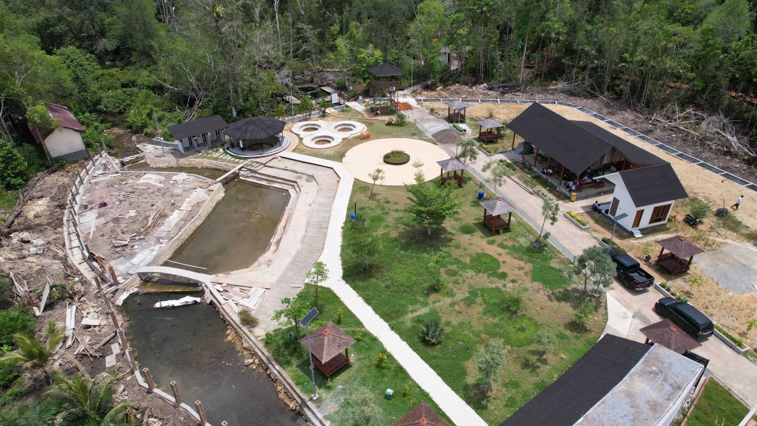 KEMBANGKAN: Progres pengembangan tahap kedua wisata Air Panas Asin Pemapak, Berau, sudah mencapai 70 persen. Ditargetkan rampung akhir November 2025.