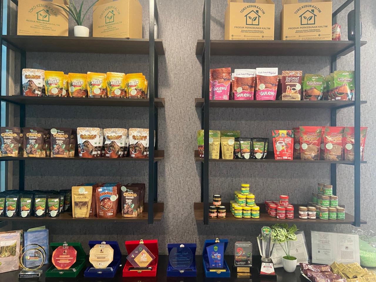 Beberapa produk yang ditampilkan dalam Toko Kebun.