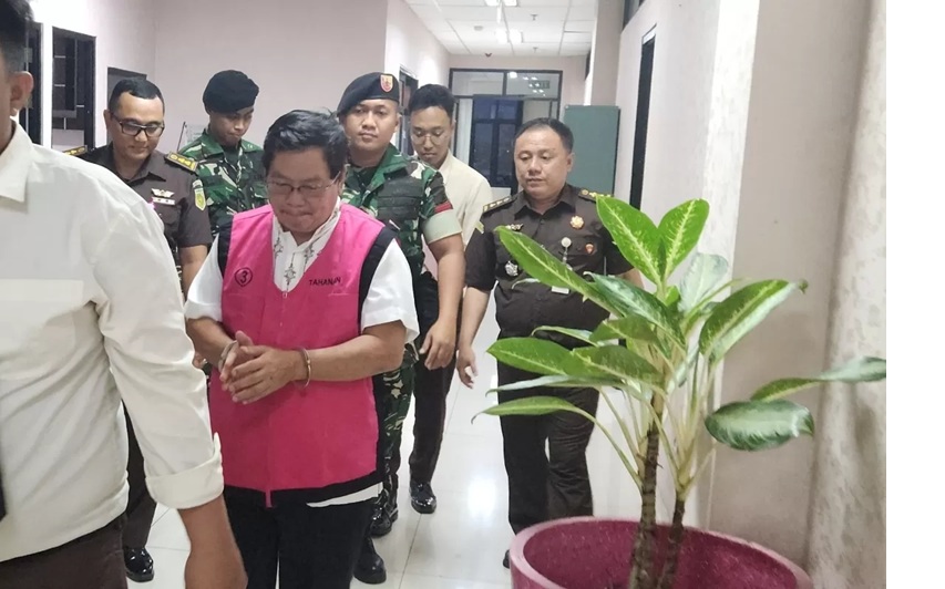 Penahanan AS mantan wakil bupati sintang oleh Kejati Kalbar setelah ditetapkan sebagai tersangka dugaan korupsi dana hibah Pemkab Sintang ke Gereja Jemaat GKE Petra Sintang pada Senin (10/11).