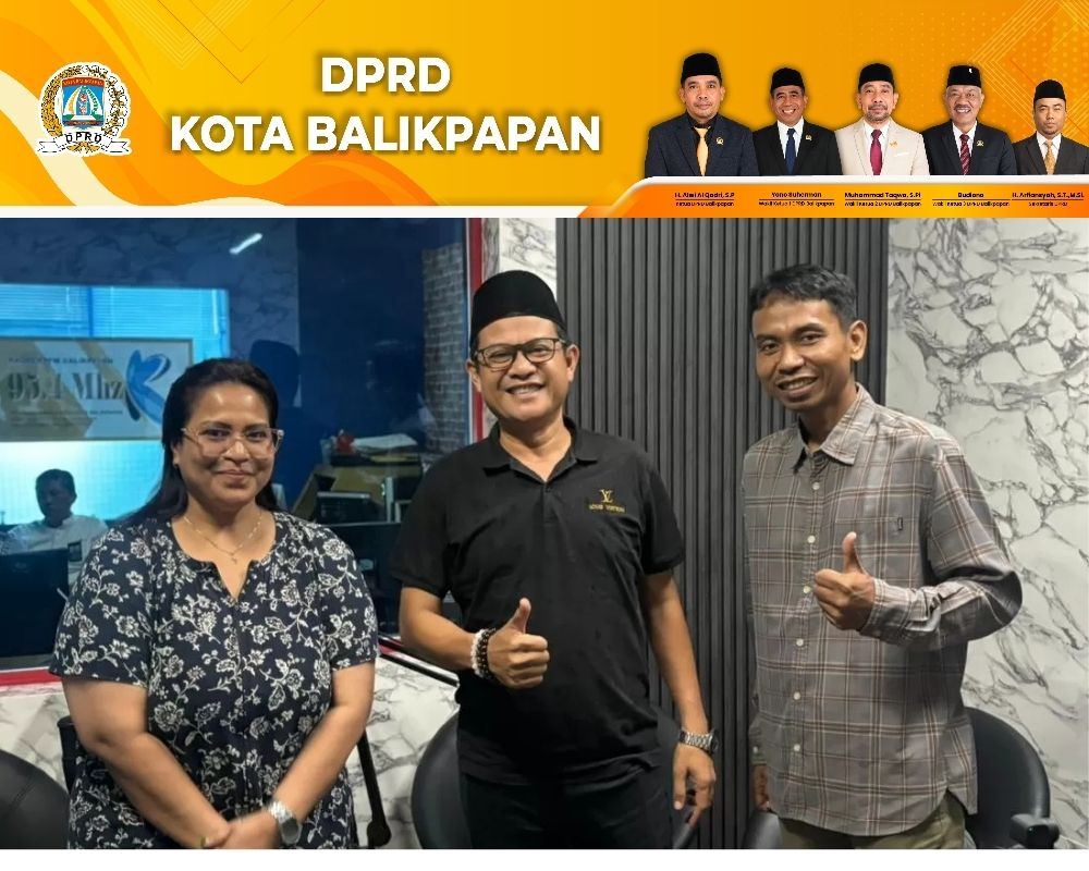 Taufik Qul Rahman bersama penyiar Radio KPFM Balikpapan usai talkshow.Taufik Qul Rahman bersama penyiar Radio KPFM Balikpapan usai talkshow.