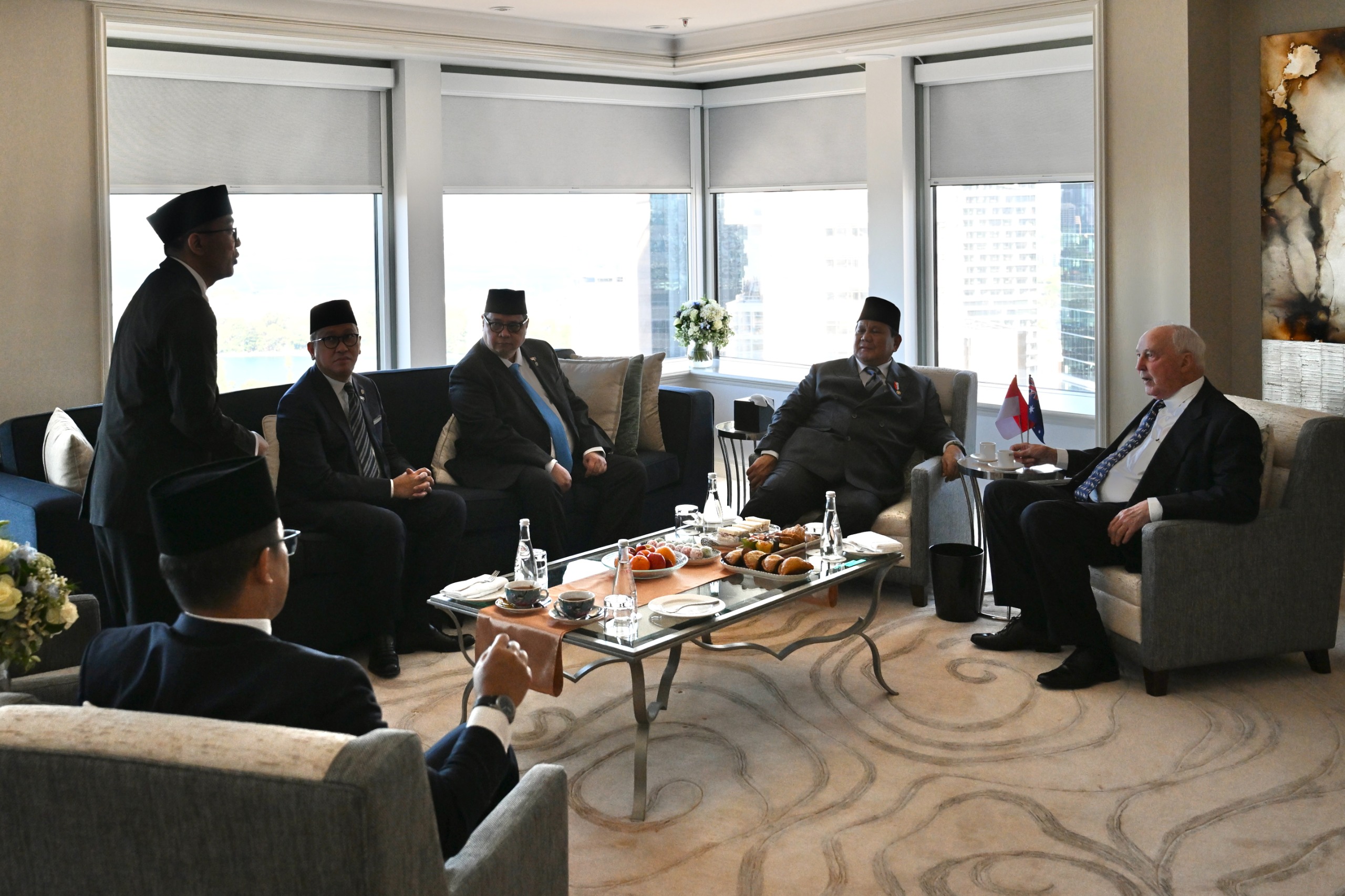Prabowo bertemu dengan Paul Keating.