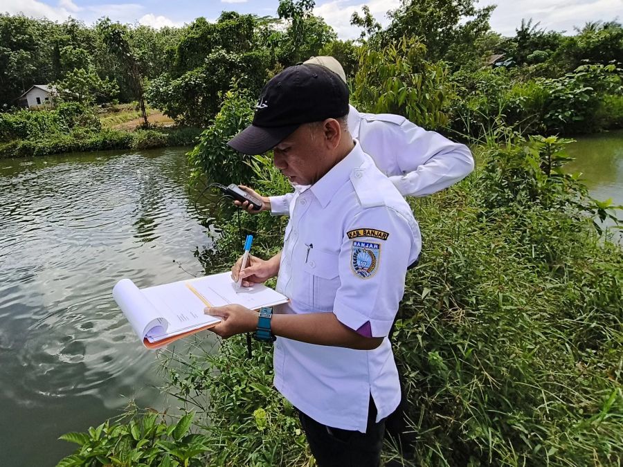 Plt Kabid Perikanan Tangkap DKPP Banjar, Bandi Chairullah saat mendata pembudidaya ikan air tawar di sepanjang Sungai Riam Kanan beberapa waktu lalu (BANDI UNTUK RADAR BANJARMASIN)