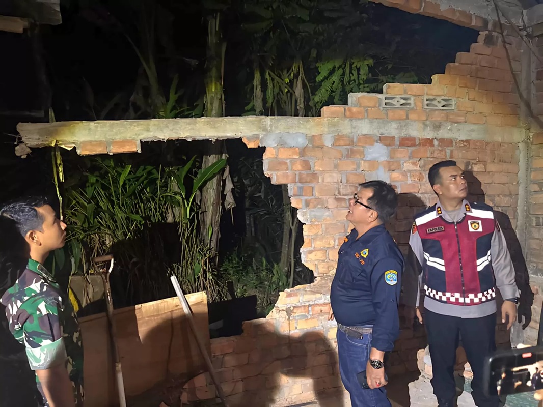 TINJAU BANGUNAN: Kepala BPBD Tarakan bersama TNI, Polri meninjau bangunan terdampak gempa bumi, pada Sabtu (8/11) lalu. (HRK)