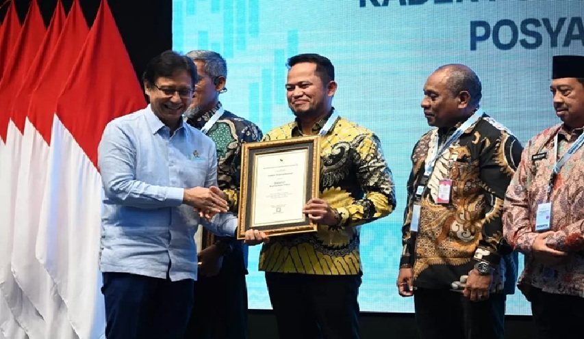 Gubernur Harum menerima Penghargaan Pencapaian Intervensi Spesifik Terbaik Tingkat Provinsi 2025 dari Menteri Kesehatan RI Budi Gunadi Sadikin. (HERU/ADPIMPROV KALTIM)