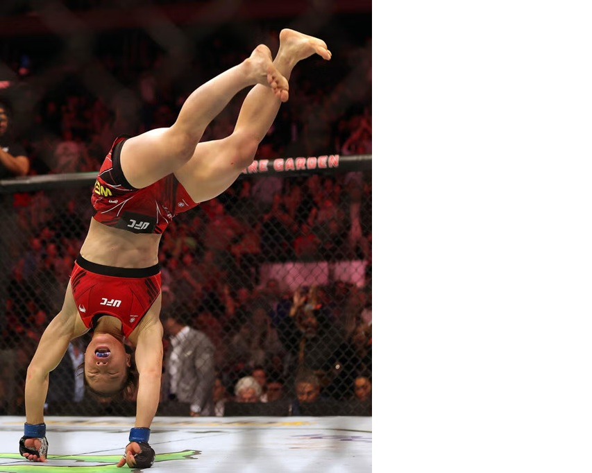 Weili Zhang rayakan kemenangan usai mengalahkan Carla Esparza. (UFC/Jamie Squire/Getty Images)
