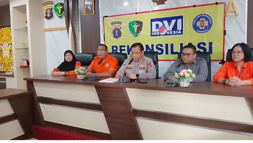 PASTIKAN KORBAN: Pers rilis dilakukan pihak dokter RS Bhayangkara dan Biddokkes Polda Kaltim. (MOESO/BALPOS)