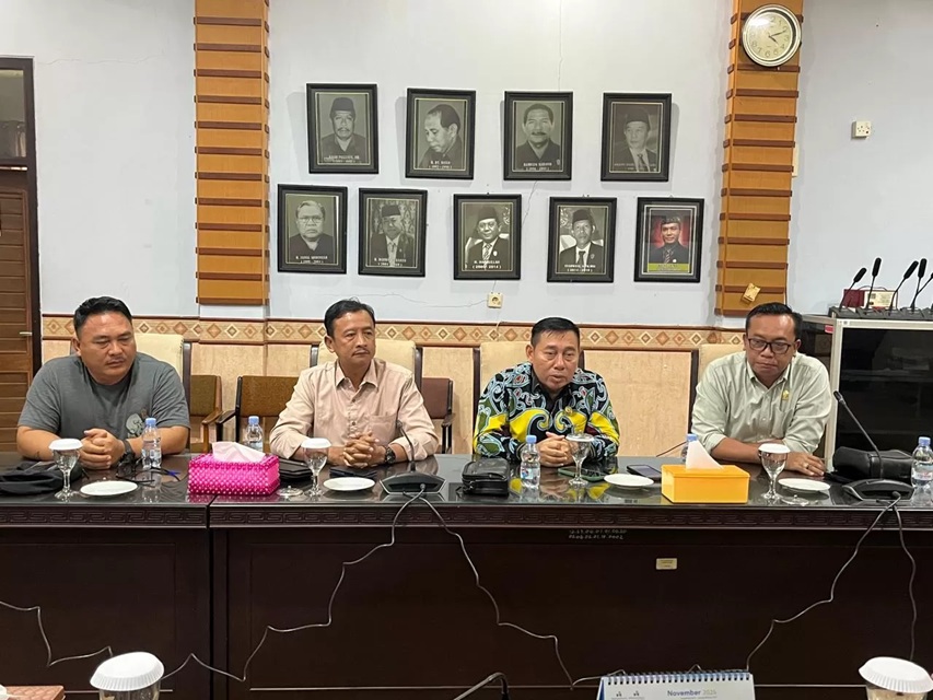 BERIKAN KETERANGAN : Ketua DPRD Bulungan saat memberikan keterangan kepada awak media