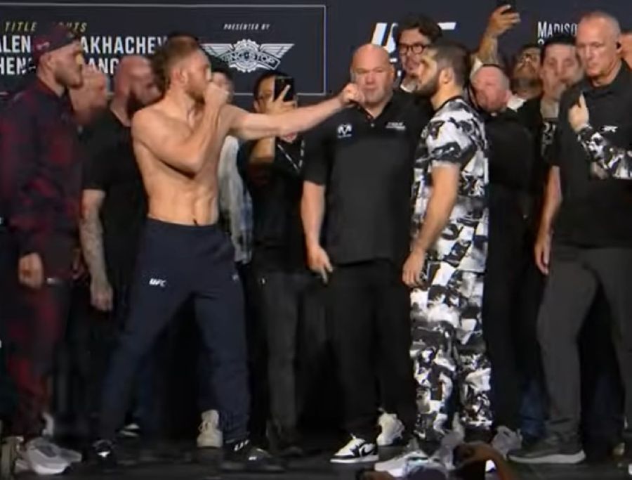 Islam dan JDM saat sesi seremoni penimbangan berat badan.