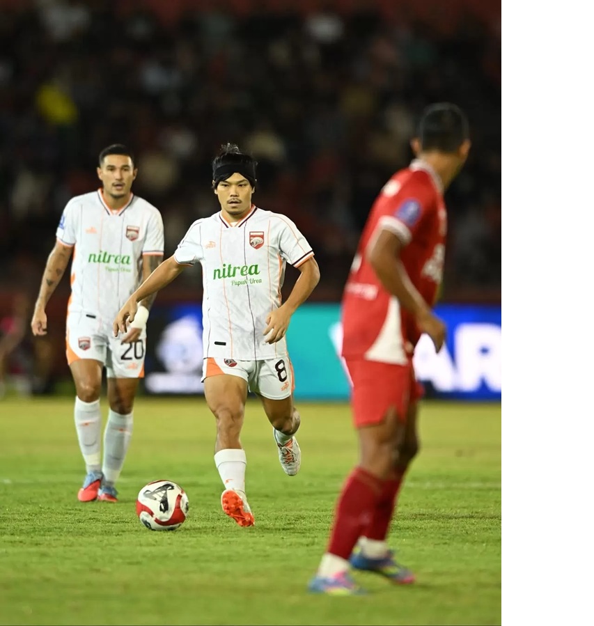 SENTRAL- Kei Hirose dan Juan Villa, dua pemain yang bertugas menjaga keseimbangan di lini tengah, baik dalam menyerang atau bertahan.