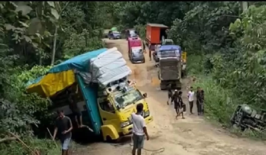 Jalan rusak di poros Berau- Kutim masih menjadi keluhan, terutama bagi pengendara bermuatan berat dan truk pengangkut alat berat.