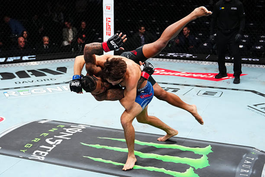 Aksi bantingan Ewing kepada Wellmaker.