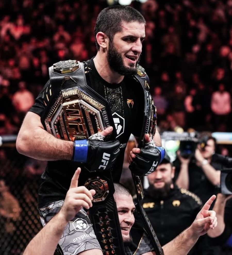 Khabib dan Islam usai menangkan gelar kedua.