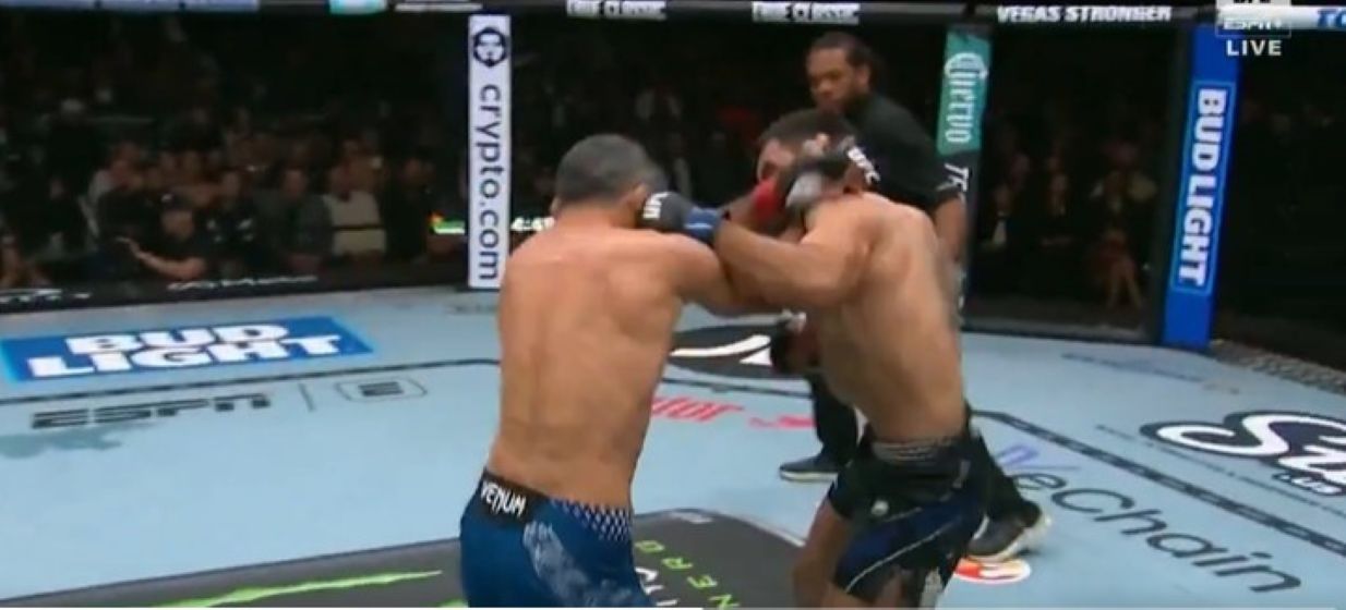 Hook kiri Benoit Saint Denis mendarat di wajah Beneil.