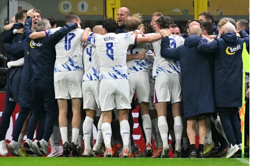 Pemain dan staf tim nasional Norwegia merayakan keberhasilan mereka lolos ke Piala Dunia 2026 seusai mengalahkan Italia pada pertandingan kualifikasi di Stadion San Siro, Milan, Minggu (16/11/2025).