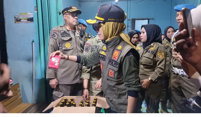 Salah satu barang bukti yang ditemukan di salah satu warung kopi pangku ditemukan bersama puluhan botol miras lainnya saat tim satpol PP melakukan razia. (kis)