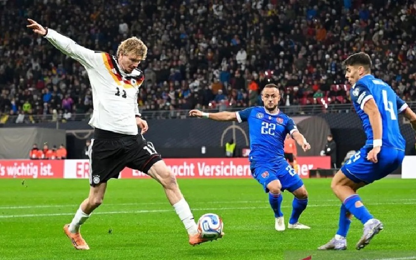 Penyerang Timnas Jerman Nick Woltemade menendang bola ke arah gawang Timnas Slovakia.