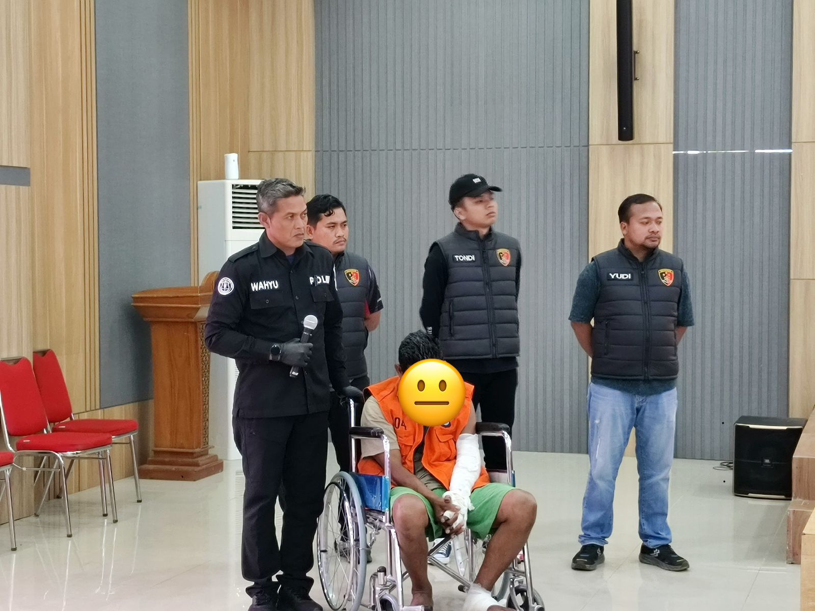 MOTIF: Tersangka kasus pembakaran istri dan anak di Sangatta Selatan, Kutim, duduk di kursi roda saat dihadirkan dalam konferensi pers di Polres Kutim.
