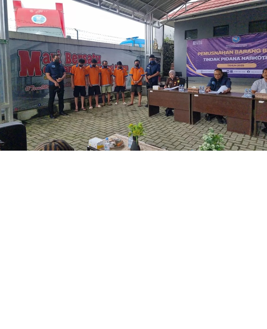 KURIR. Lima pria masing-masing berinisial ISW, AS, FP, SP dan GR dibekuk BNNP Kaltim karena terlibat peredaran sabu. (kis)