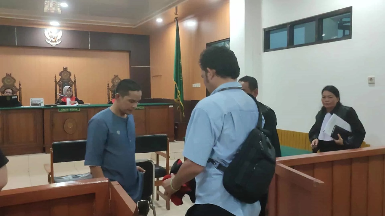 Suasana persidangan mantan bandar besar narkoba atas nama Salihin alias Saleh ketika menjalani persidangan untuk kasus TPP di Pengadilan Negeri Palangka Raya, Selasa (18/11). (dodi/radarsampit)