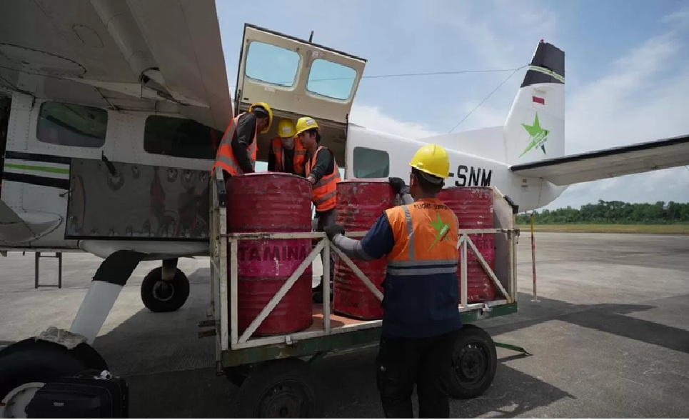 Aktivitas muat BBM di Bandara Juwata Tarakan yang akan dikirim ke Krayan, pada Oktober 2024. (PERTAMINA UNTUK RADAR TARAKAN)