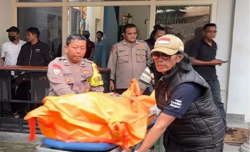 EVAKUASI: Polisi dan Tim Inafis saat mengevakuasi jenazah dosen perempuan yang ditemukan meninggal di kamar hotel di semarang. (Radar Semarang)