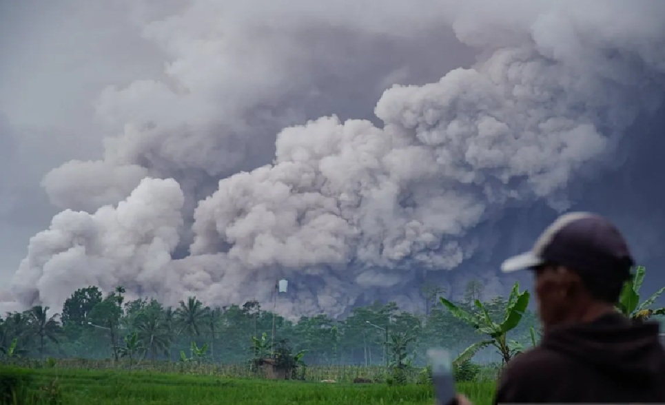 Gunung Semeru erupsi. (antara)