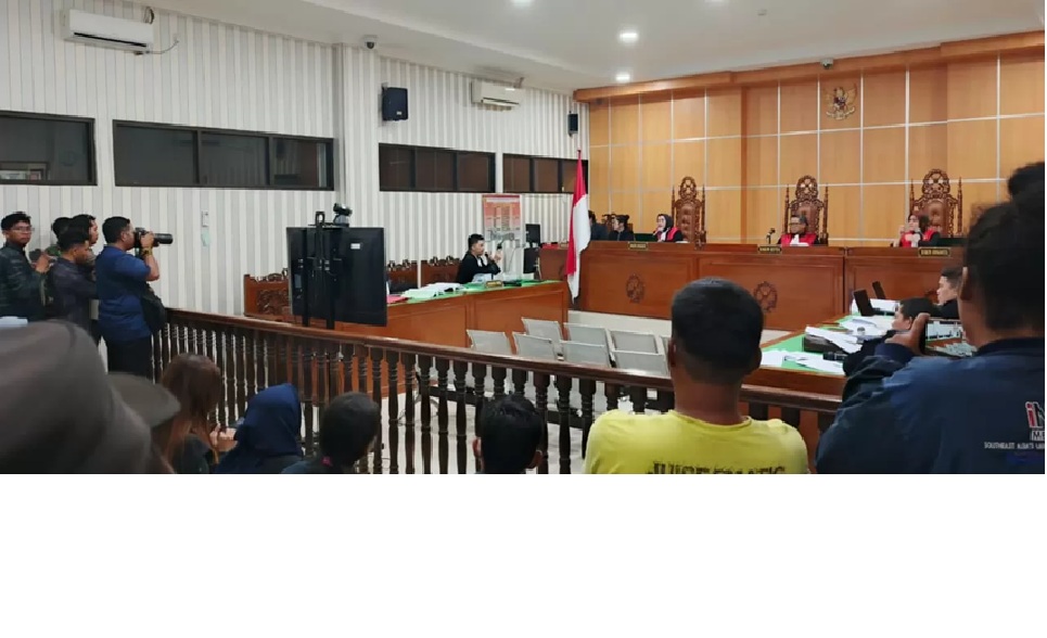 PEMERIKSAAN SAKSI. Proses persidangan dugaan penembakan di depan salah satu THM di digelar di PN Samarinda.